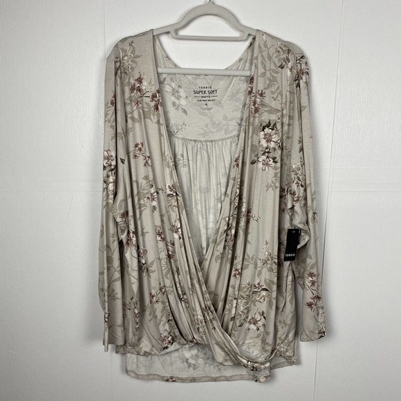 Torrid NWT Victorian Floral Surplice Top Super Soft Knits Long Sleeve Size 4 - Picture 3 of 10